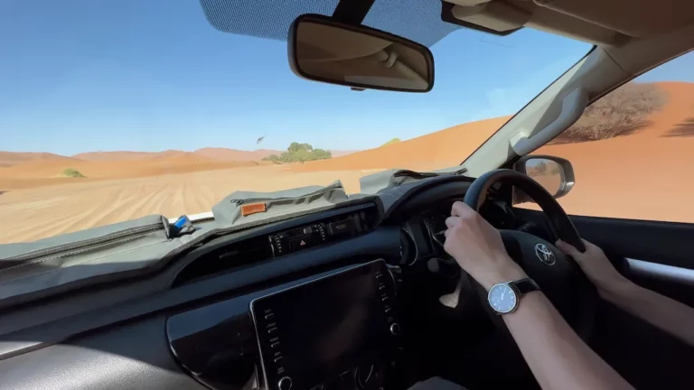 Innenraum eines Toyota Hilux mit Blick auf die Dünen des Sossusvlei