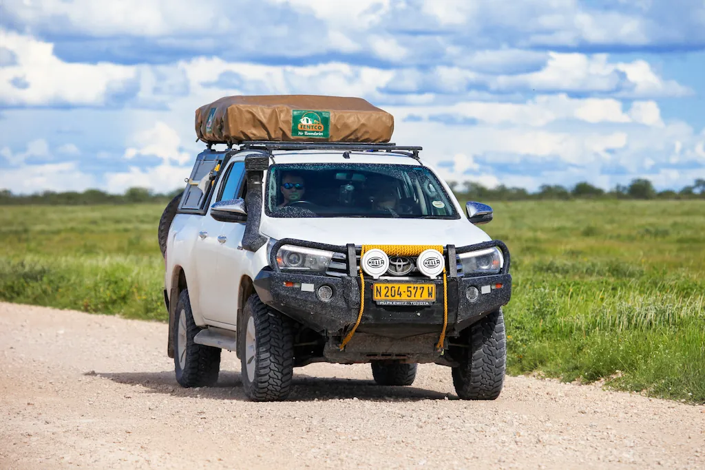 Toyota Hilux auf einer Schotterstraße im Etosha Nationalpark