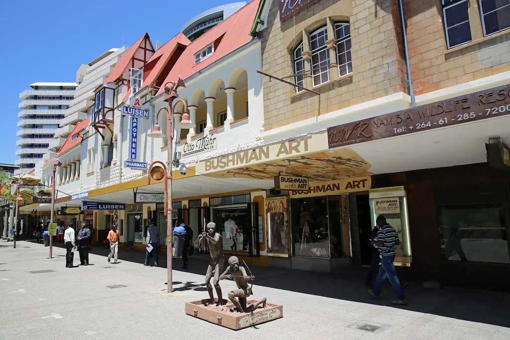 Stadtzentrum von Windhoek mit Geschäften und Apotheke
